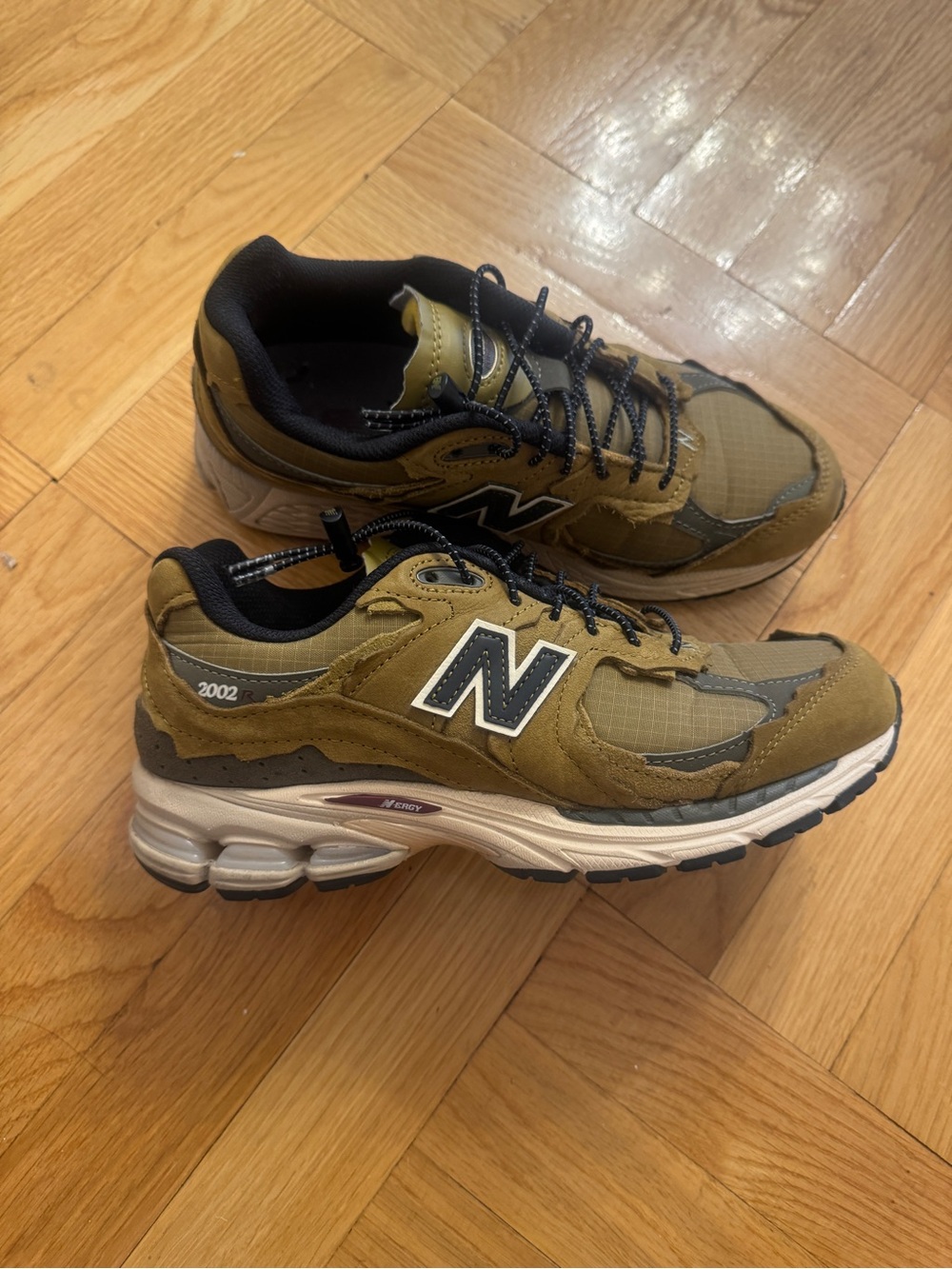 New Balance Womens Olive Green and Black 2002 Sneakers